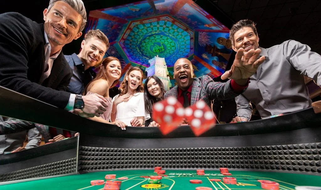 Tampilan meja roulette dan permainan kartu kasino